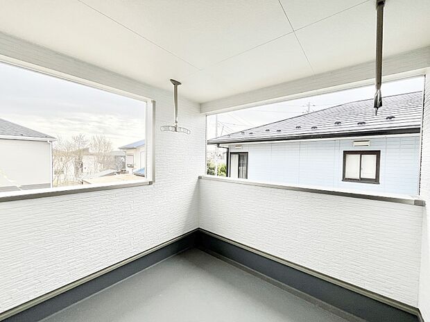 ◆6号棟◆~Balcony~ インナーバルコニーは洗濯物を干すスペースとして急な雨で洗濯物が濡れてしまうのを防いでくれます◎チェアでくつろいだり、夏には周りを気にせずビニールプールが楽しめますね♪