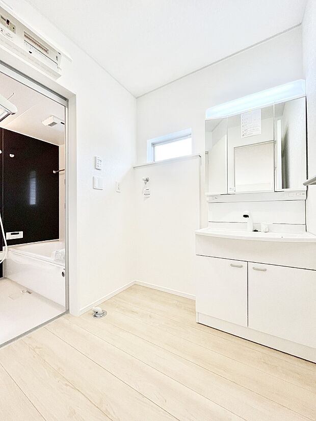 清潔感ある洗面化粧室で朝の身支度も快適