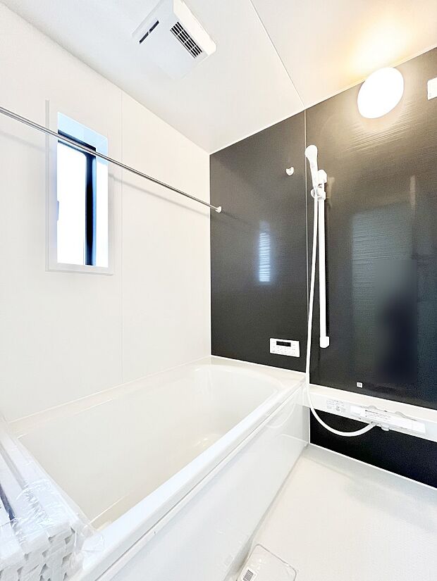 一日の疲れを癒してくれる明るい清潔感のあるバスルーム