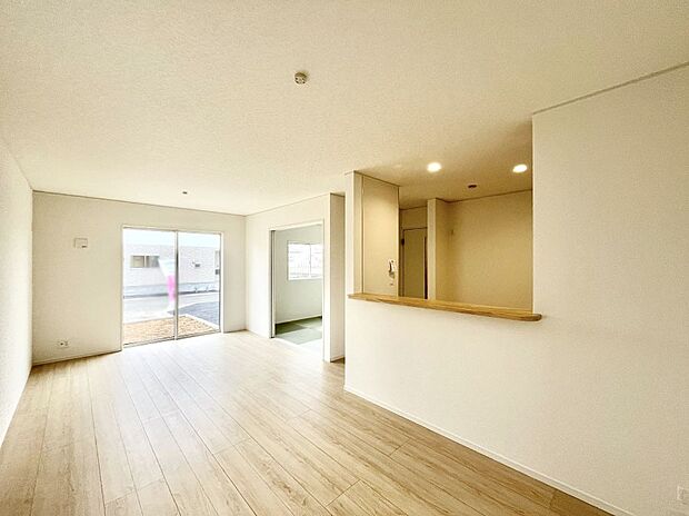 明るい陽光が注ぎ、寛ぎの雰囲気に満たされるリビング・ダイニング。