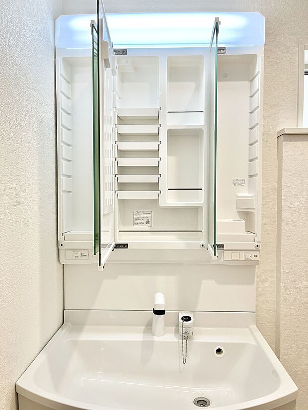 三面鏡の裏に、化粧品や衛生用品などを収納可能。洗面台をすっきりと保ちます!