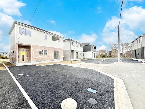 ~Exterior~ 前面道路は閑静な住宅地をはしる車通りの少ない道路。駐車の出し入れもらくらくです!ご不明点・現地見学のご希望は、お気軽にお問い合わせください!