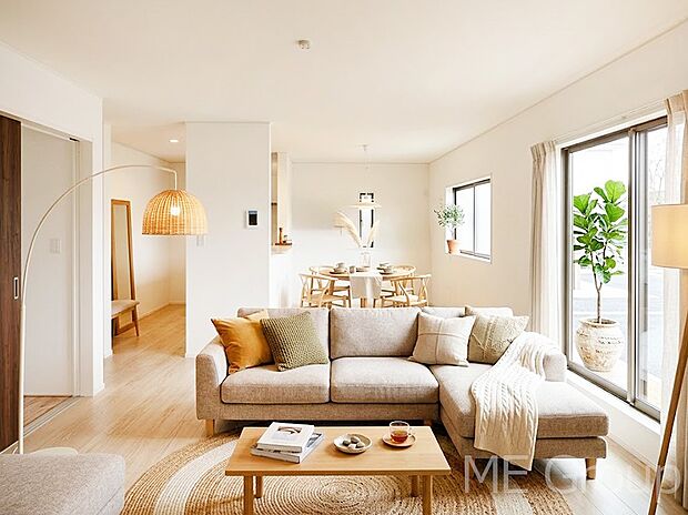 家族の和やかな会話が聞こえてきそう。開放感のあるリビングです ※家具はCGです