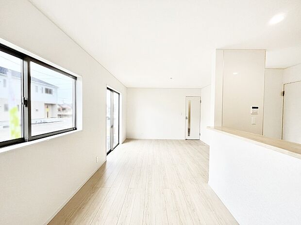 明るい陽光が注ぎ、寛ぎの雰囲気に満たされるリビング・ダイニング。