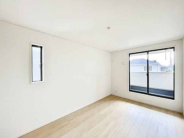 明るいバルコニーサイドに洋室を設置。目覚めの良い寝室に。