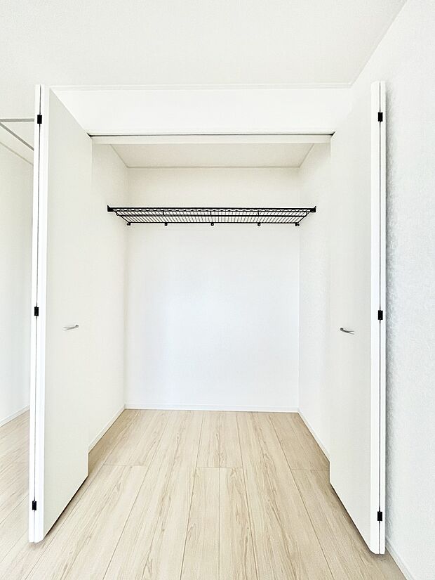 毎日着る衣類や荷物などの収納に便利なクローゼット付きです。