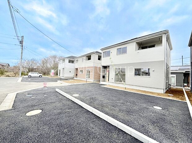 ~Exterior~ 前面道路は閑静な住宅地をはしる車通りの少ない道路。駐車の出し入れもらくらくです!ご不明点・現地見学のご希望は、お気軽にお問い合わせください!