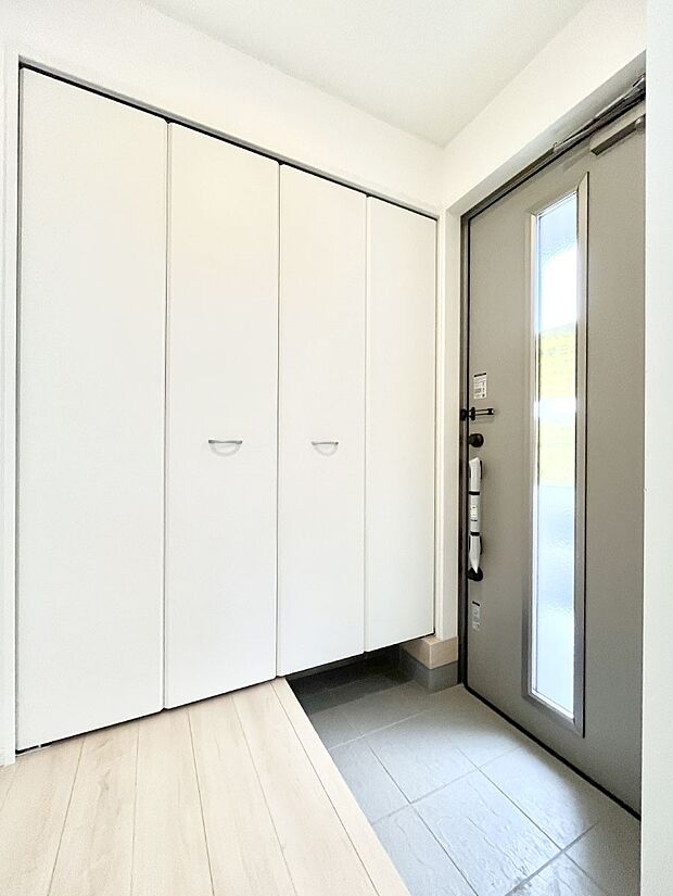 ◆1号棟◆~Entrance~ 家の中でお客様を迎える最初の場所である玄関は、家の印象そのものです!豊富な玄関収納で、常に綺麗に保つことが出来ます♪玄関にはたっぷり収納の下駄箱を完備!