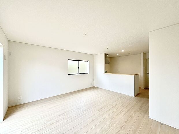 ◆1号棟◆~Living~ 家族の食事や団らんのほか、子どもを遊ばせたり、友人を招いたりするLDKは住まいの中心。長時間過ごす場所だから、その空間は住まい全体の居心地を左右します。