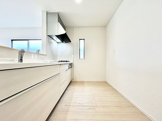 ◆1号棟◆~Kitchen~ 自然光が入る窓のあるキッチン☆毎日使う場所だからこそ、使い勝手を考慮しました。ゆったりとしたキッチンコーナーは質感豊かな仕上がりとなっております。