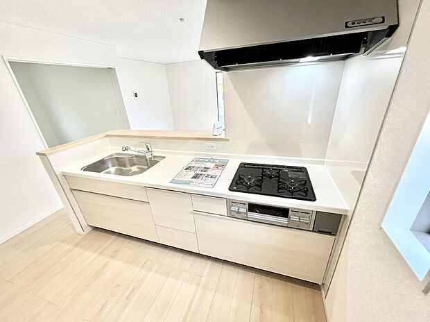 ◆1号棟◆~Kitchen~ 「さぁ今日は何を作ろう」こんなキッチンなら思いっきり料理ができちゃいます。キッチンからはリビングが一望できます。家族がつながるお家がここにございます。