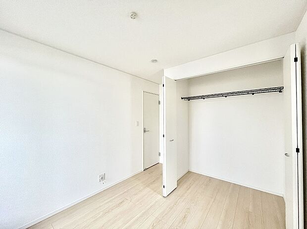 ◆1号棟◆~Bed Room~ 全居室には収納クローゼットを完備!普段使いのお洋服や小物はもちろん、季節物のお洋服などもしっかりと整理整頓おしまい頂けます。 居室空間を広く使用できますね。