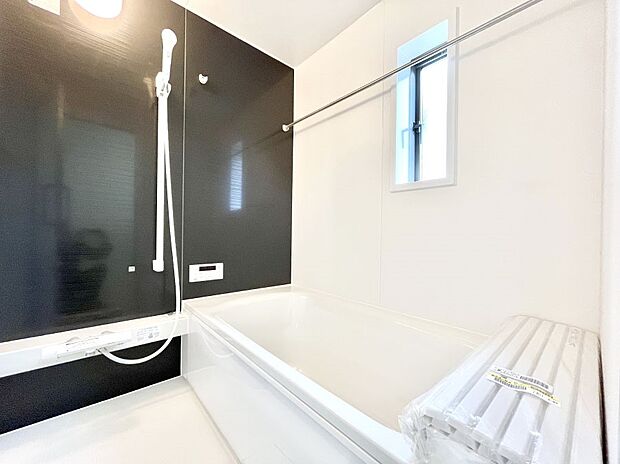 ◆1号棟◆~Bath Room~ 窓付きのバスルームは、採光もあり明るく気持ちの良い空間です。窓があることで、換気環境も良好。ゆったり寛げるバスルームで、毎日のバスタイムが楽しみになりそうです。