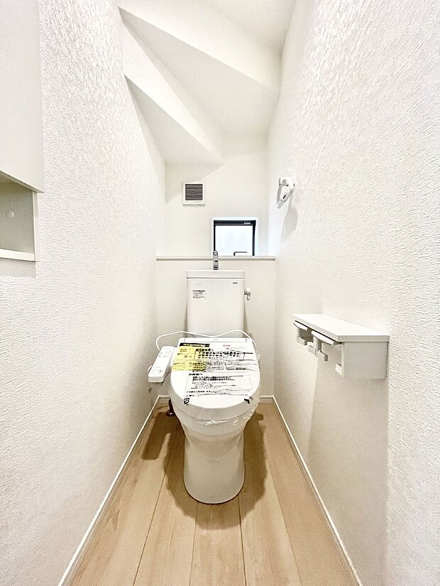 ◆1号棟◆~Toilet~ 綺麗・スッキリ・快適なウォシュレット付トイレでくつろげる空間です。採光もあり明るく、快適空間となっております♪毎日使う場所だからこその配慮です!
