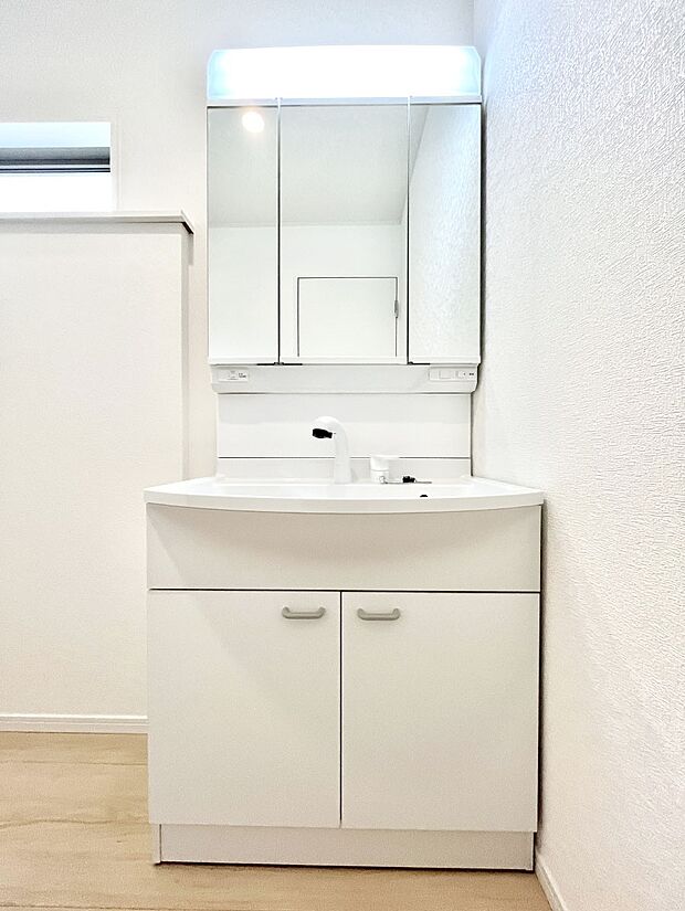 大きく見やすい三面鏡で清潔感ある洗面台は、身だしなみチェックや肌のお手入れにおすすめです。