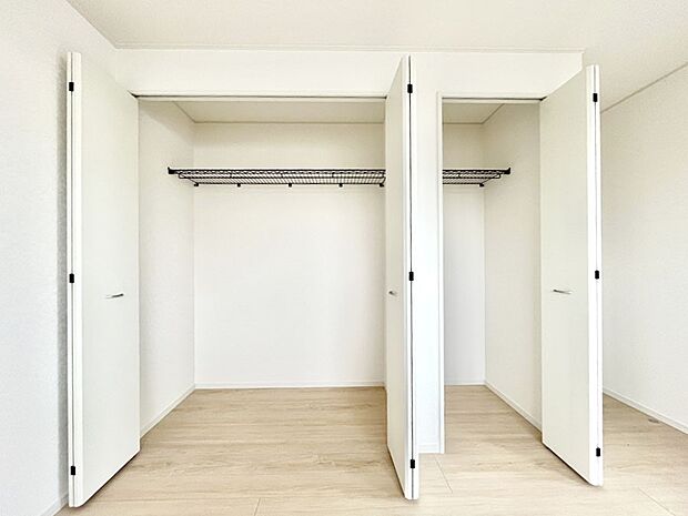 ◆1号棟◆~Closet~ 壁面クローゼットがあればタンスを置く必要がなく、出っ張りのないスッキリ空間を維持できます。限られたスペースを有効に活用できそう。衣類や趣味の品などたっぷり収納出来ますね♪