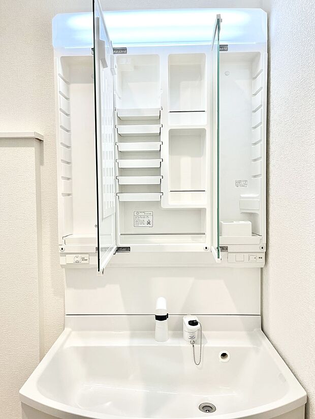 ◆1号棟◆三面鏡の裏に、化粧品や衛生用品などを収納可能。洗面台をすっきりと保ちます!
