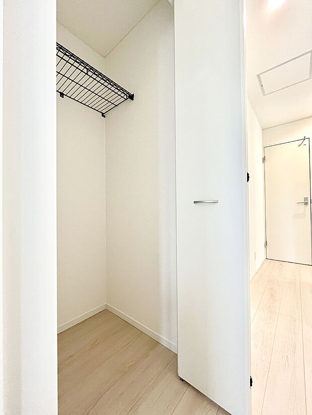 ◆1号棟◆廊下収納。掃除道具や季節の小物を収納することができます。