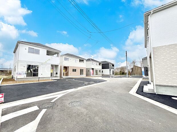 ~Exterior~ 前面道路は閑静な住宅地をはしる車通りの少ない道路。駐車の出し入れもらくらくです!ご不明点・現地見学のご希望は、お気軽にお問い合わせください!