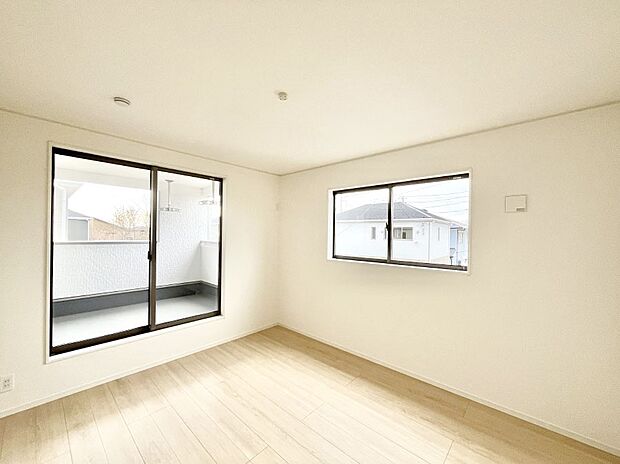 ◆1号棟◆~Bed Room~ 2面採光を確保した明るい室内は、風通しも良く、大変居心地の良い空間となっております。爽やかな風を感じて起きる朝は、快適生活の始まりに!日当たりがとても良い住まい♪