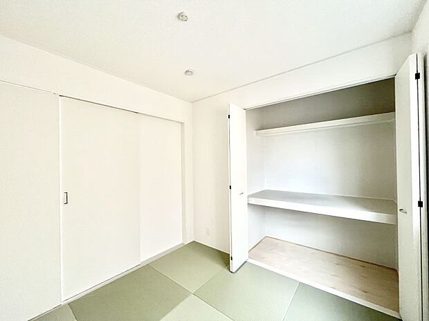 ◆1号棟◆~Japanese Room~ LDK隣接の和室は、アイロンがけなど奥様の家事スペースとして、また小さなお子様のいるご家庭ではお昼寝やおむつ替えの場としてご活用いただけます。