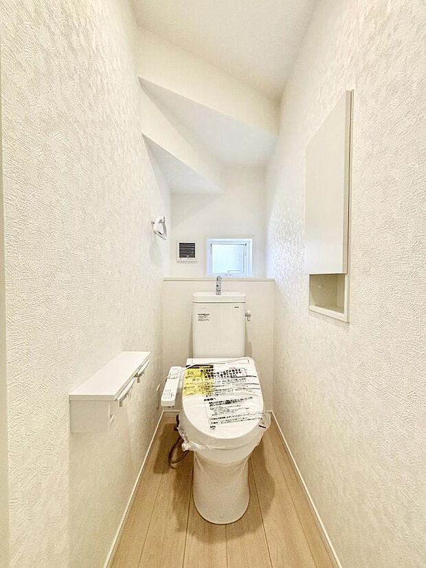 ◆1号棟◆～Toilet～　清潔感のある水回り♪トイレはウォシュレット付きです◎トイレは毎日使わざるを得ないもの。いつも清潔を保ちたいですね。トイレが2ヶ所あるので朝の混雑時に便利です！