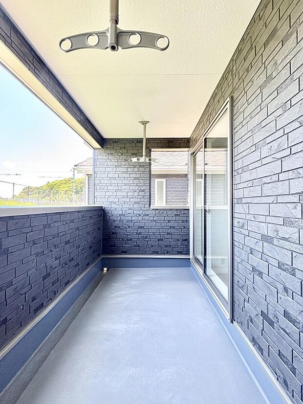 ◆1号棟◆～Balcony～  バルコニーは温かい陽がさしこみ、お布団や洗濯物を気持ちよく干すことができます。使いやすく開放的なバルコニーです♪陽ざしがたっぷり降り注ぐ、バルコニー付き住まい。  