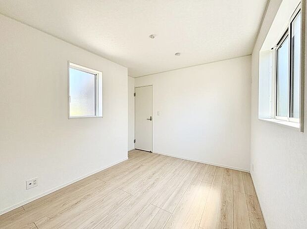 ◆1号棟◆~Bed Room~ 木の温もりがやさしいフローリングは安らぎをもたらすプライベート空間。明るめのフローリングですので、壁紙ともマッチし、お部屋を更に広く見せてくれる効果も。