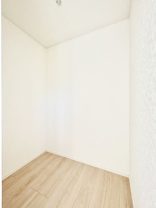 ◆1号棟◆～Walk-in Closet～　たくさんの洋服をかけてもシワになりにくいウォークインクローゼット。洋服以外にも、普段使わない家電やスーツケース、ストック品など何でも片付く嬉しい空間です。