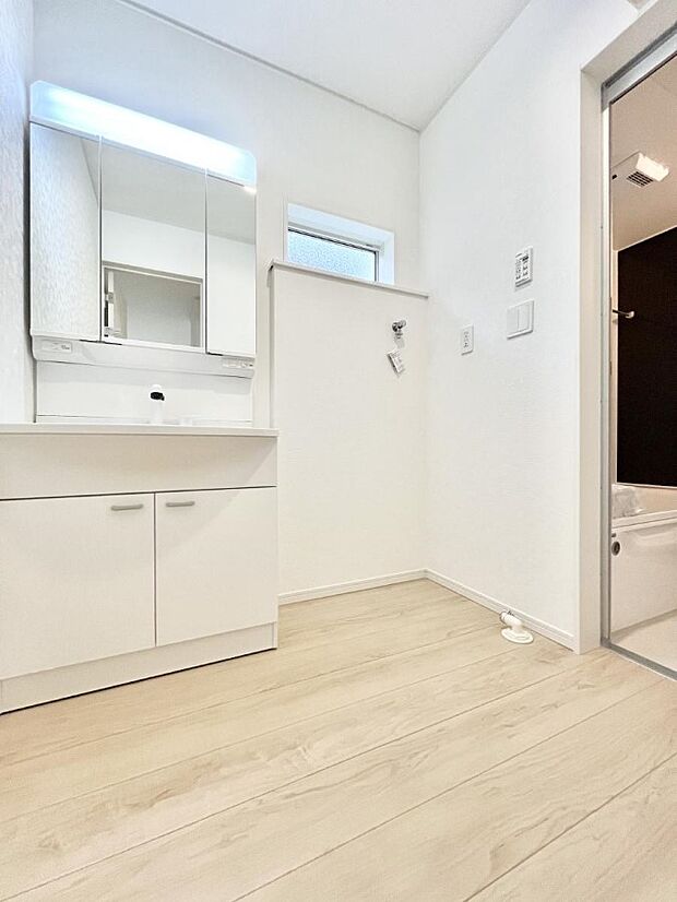 小窓がついているので湿気の多い場所でも換気が十分行えます。毎日の身支度を気持ち良く!