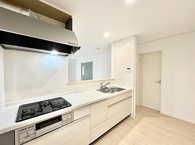 カウンター越しに楽しいおしゃべり。いつものお料理がもっと美味しくなりそうですね。