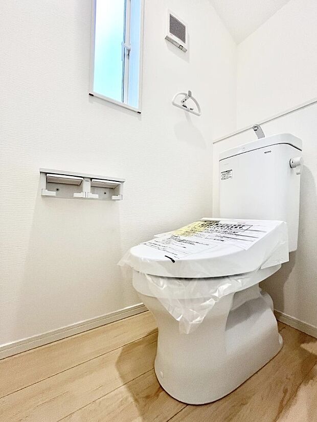 清潔感あるシャワートイレ。小窓から光が注ぎ込みます!