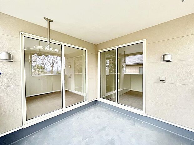 インナーバルコニーなので雨でも洗濯物を干す事が出来て、風通しがあるので乾きが良く、物干しスペースとして重宝します。