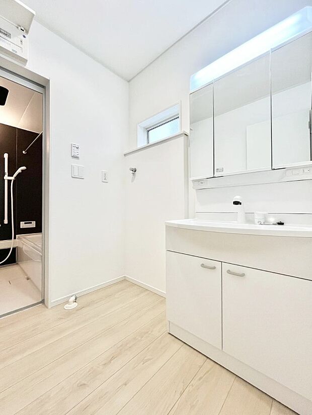 清潔感溢れるホワイトカラーを基調とした洗面室