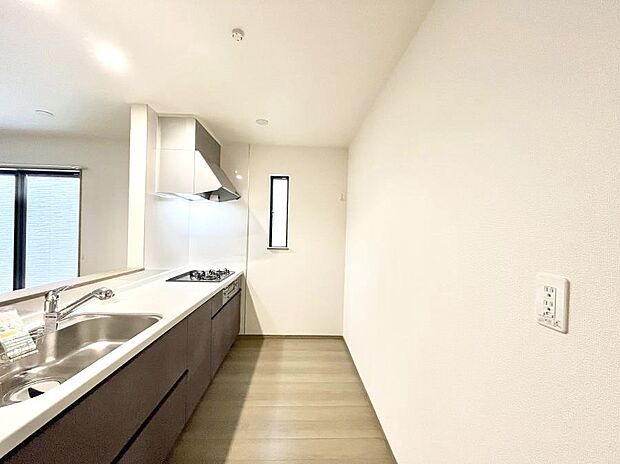 ◆A号棟◆~Kitchen~ 自然光が入る窓のあるキッチン☆毎日使う場所だからこそ、使い勝手を考慮しました。ゆったりとしたキッチンコーナーは質感豊かな仕上がりとなっております。