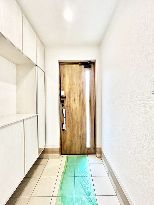 ◆1号棟◆~Entrance~ 家の中でお客様を迎える最初の場所である玄関は、家の印象そのものです!豊富な玄関収納で、常に綺麗に保つことが出来ます♪玄関にはたっぷり収納の下駄箱を完備!