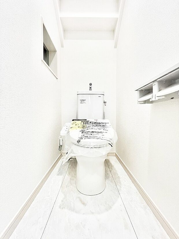 ◆1号棟◆~Toilet~ 綺麗・スッキリ・快適なウォシュレット付トイレでくつろげる空間です。採光もあり明るく、快適空間となっております♪毎日使う場所だからこその配慮です!