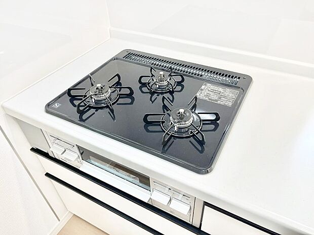 ◆1号棟◆三口ガスコンロでお料理が一気にはかどりそう。
