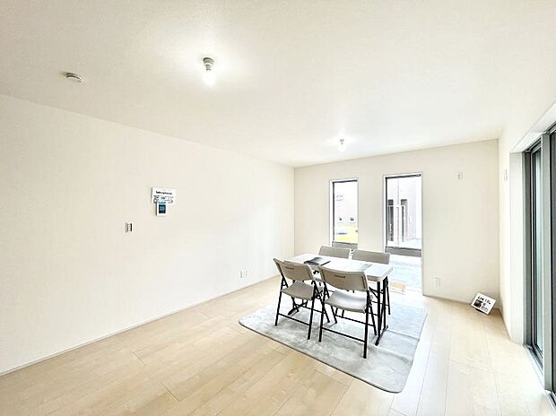 ◆2号棟◆~Living~ 豊かな陽光がこの場所を照らしだす。 光溢れるこの空間はみんなの笑顔が集う場所、時を忘れ、つきることのないたわいもない会話を楽しむ時間、たくさんの思いが綴られる場所。