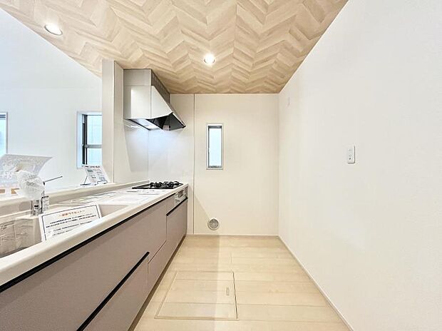 ◆2号棟◆~Kitchen~ 自然光が入る窓のあるキッチン☆毎日使う場所だからこそ、使い勝手を考慮しました。ゆったりとしたキッチンコーナーは質感豊かな仕上がりとなっております。