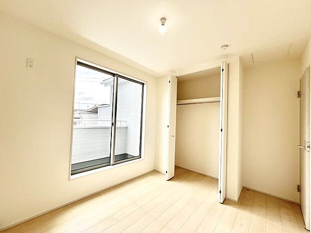 ◆2号棟◆~Bed Room~ 居室には収納クローゼットを完備!普段使いのお洋服や小物はもちろん、季節物のお洋服などもしっかりと整理整頓おしまい頂けます。 居室空間を広く使用できますね。
