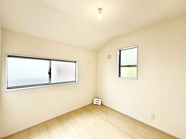 ◆2号棟◆~Bed Room~ 子供部屋はお子様にとって大変重な役割があります。子供一人で過ごす空間を与えることで、宿題や勉強時間も自然と増えまた自ら部屋の片付けや掃除なども促すことに繋がります。