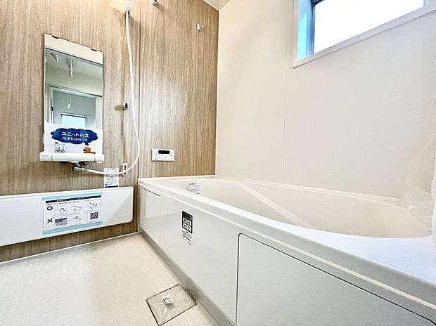 ◆2号棟◆~Bath Room~ 窓付きのバスルームは、採光もあり明るく気持ちの良い空間です。窓があることで、換気環境も良好。ゆったり寛げるバスルームで、毎日のバスタイムが楽しみになりそうです。