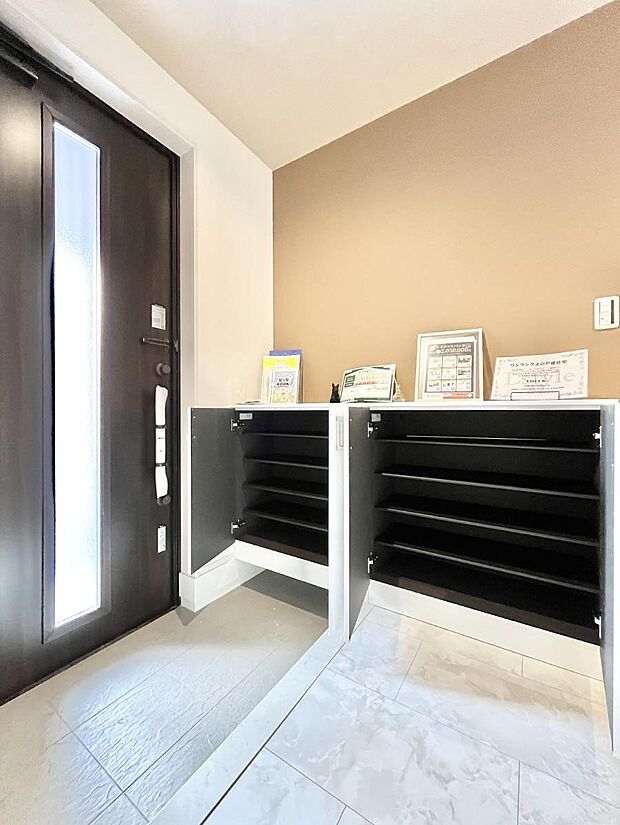 ◆2号棟◆たっぷり収納できるシューズボックスで家族全員の靴も、玄関すっきり。