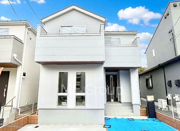 ◆2号棟◆~Exterior~ 一戸建ての大きなメリットは、自分達の「土地」を「自由に」使える事です。ガーデニングやDIY,車やバイクの趣味など様々な用途で利用できます。