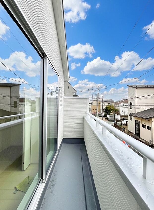 ◆2号棟◆~Balcony~ 南向きのバルコニーの前には雲以外に太陽を遮るものがありません。お洗濯物も乾きやすく、何より明るく気持ちのいい光が入ってきます。使いやすく開放的なバルコニーです♪