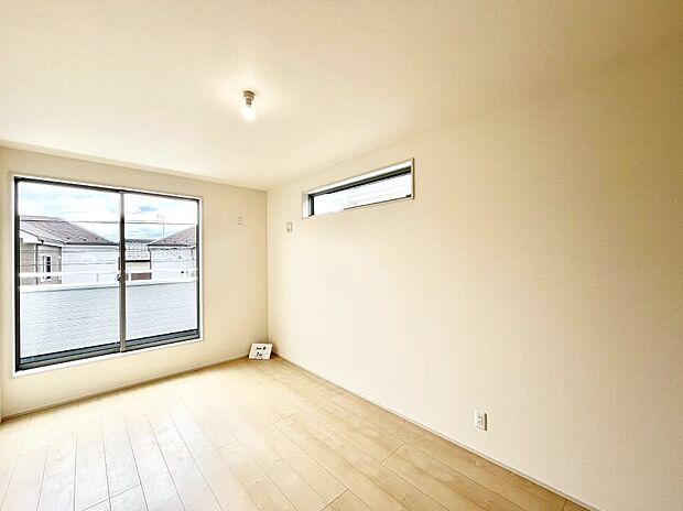 ◆2号棟◆~Bed Room~ マンションと違い部屋数が多いのが戸建てのメリットです。ご家族が増えたことで手狭に感じていた住まいも戸建てでは各居室プライバシーを保つことができます。
