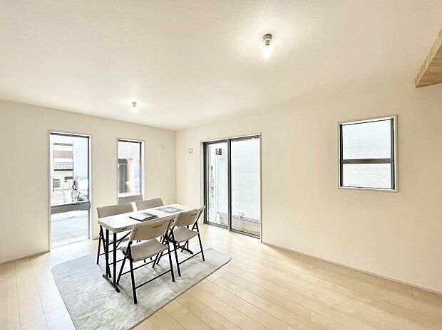 ◆2号棟◆~Living~ 飽きの来ないシンプルでおしゃれなLDK。大きな窓から日差しが差し込むので室内も明るく、家族の憩いの場としてピッタリです。開放感と日当たりの良さを是非ご覧ください!