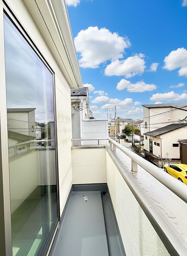◆1号棟◆~Balcony~ 南向きのバルコニーの前には雲以外に太陽を遮るものがありません。お洗濯物も乾きやすく、何より明るく気持ちのいい光が入ってきます。家族全員分の洗濯物も一気に干せます。