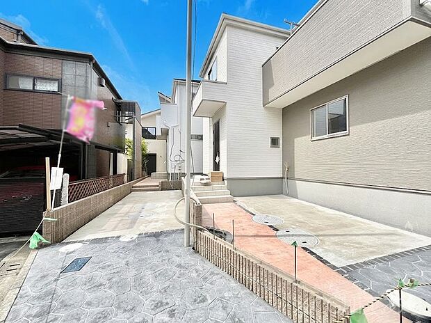 ◆2号棟◆～Exterior～  閑静な住宅地で子育て家族にピッタリ。  毎日のお散歩も快適な緑に恵まれたエリアで、自然に包まれた穏やかな暮らしを実現するための、ゆとりある住環境が整っています。